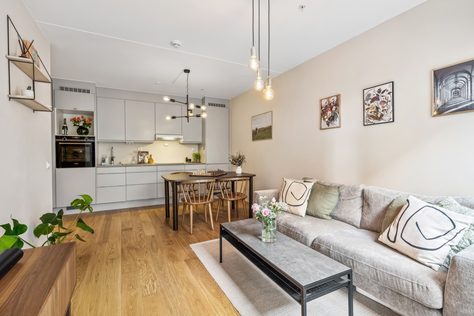 Boligen har en åpen stue- og kjøkkenløsning. Galleribilde