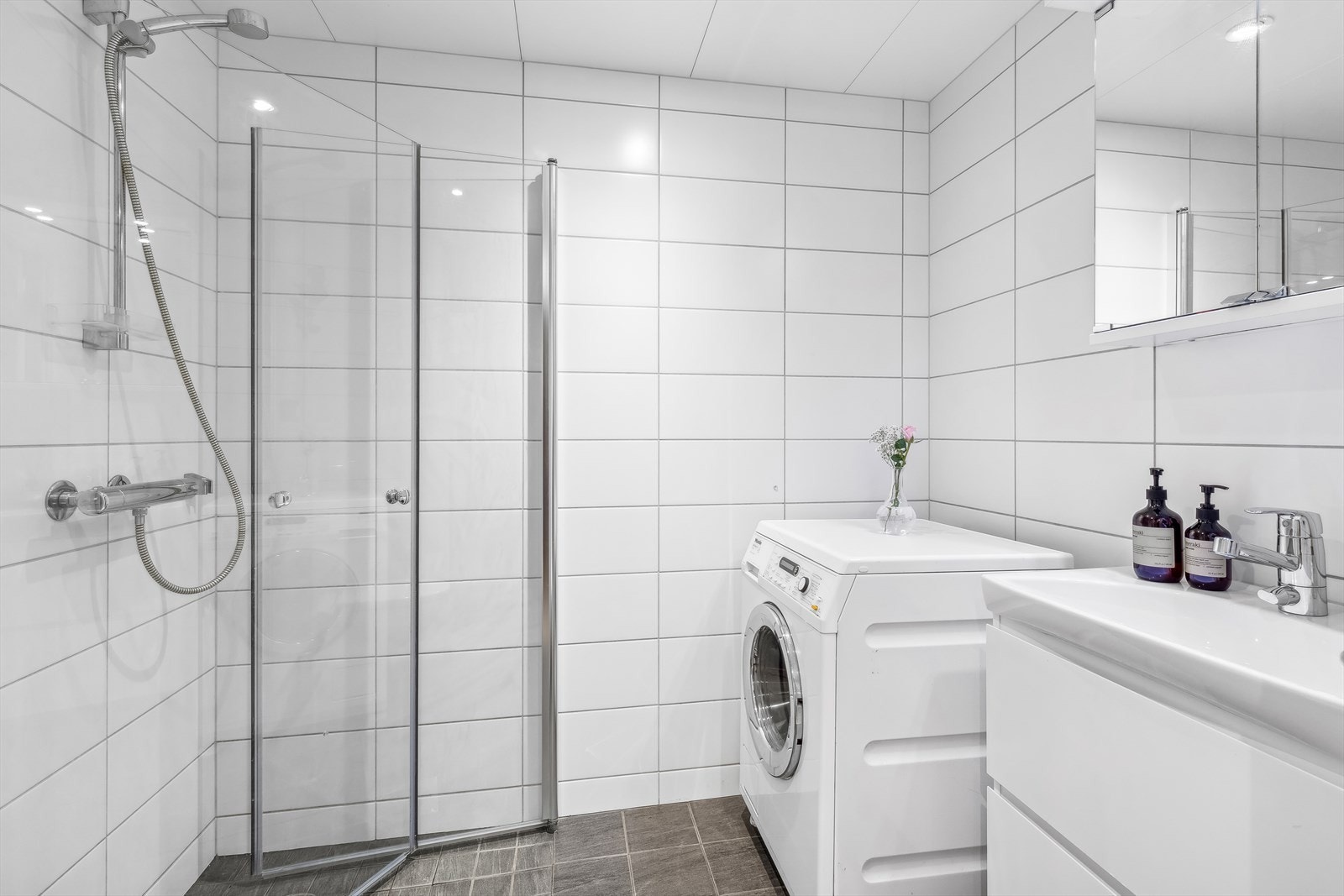 Dusjhjørnet er praktisk plassert og gir god plass, i tillegg har man også plass til vaskemaskin. Galleribilde