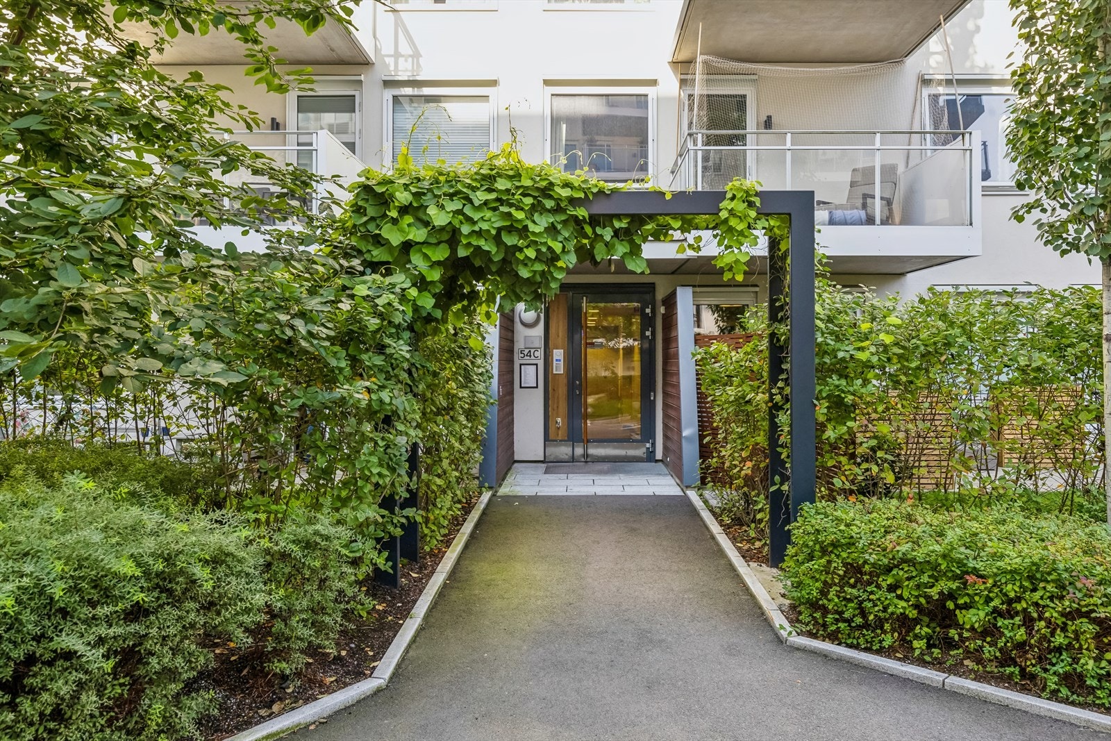 Leiligheten har et koselig inngangsparti, også uten ifra. Galleribilde