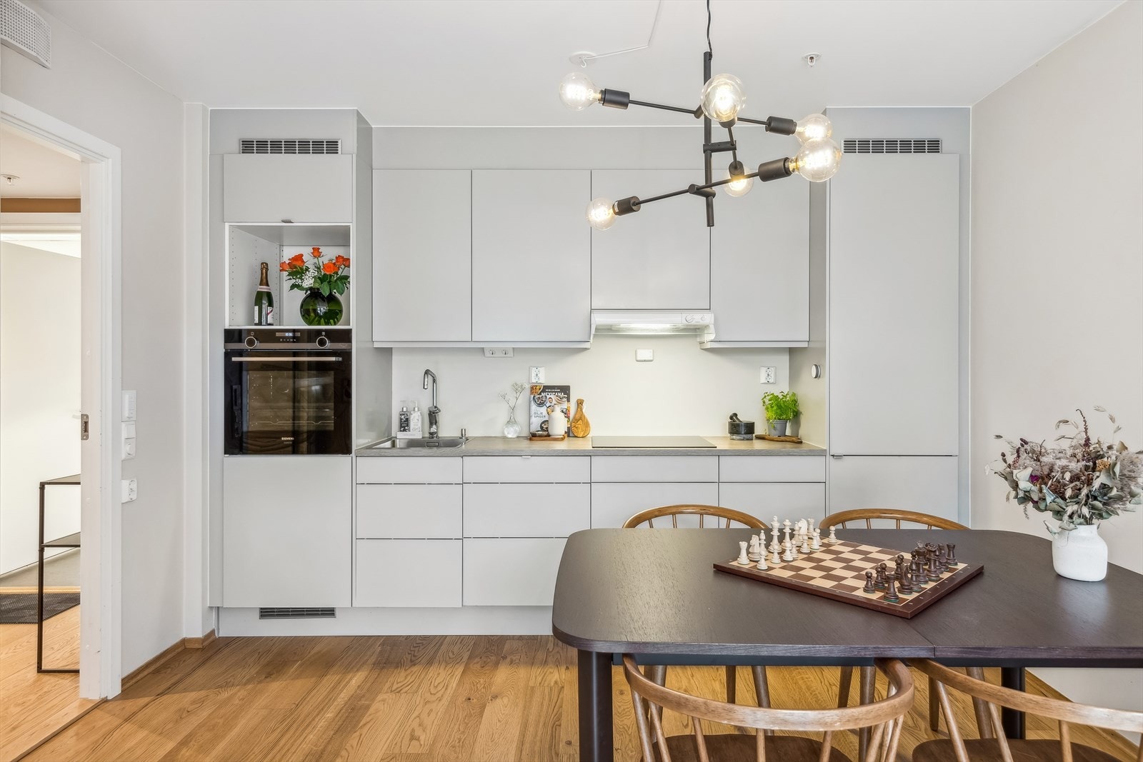 Med glatte, folierte fronter får du en ren og tidløs look som er lett å vedlikeholde, samtidig som den lyse finishen gir rommet et elegant preg. Galleribilde