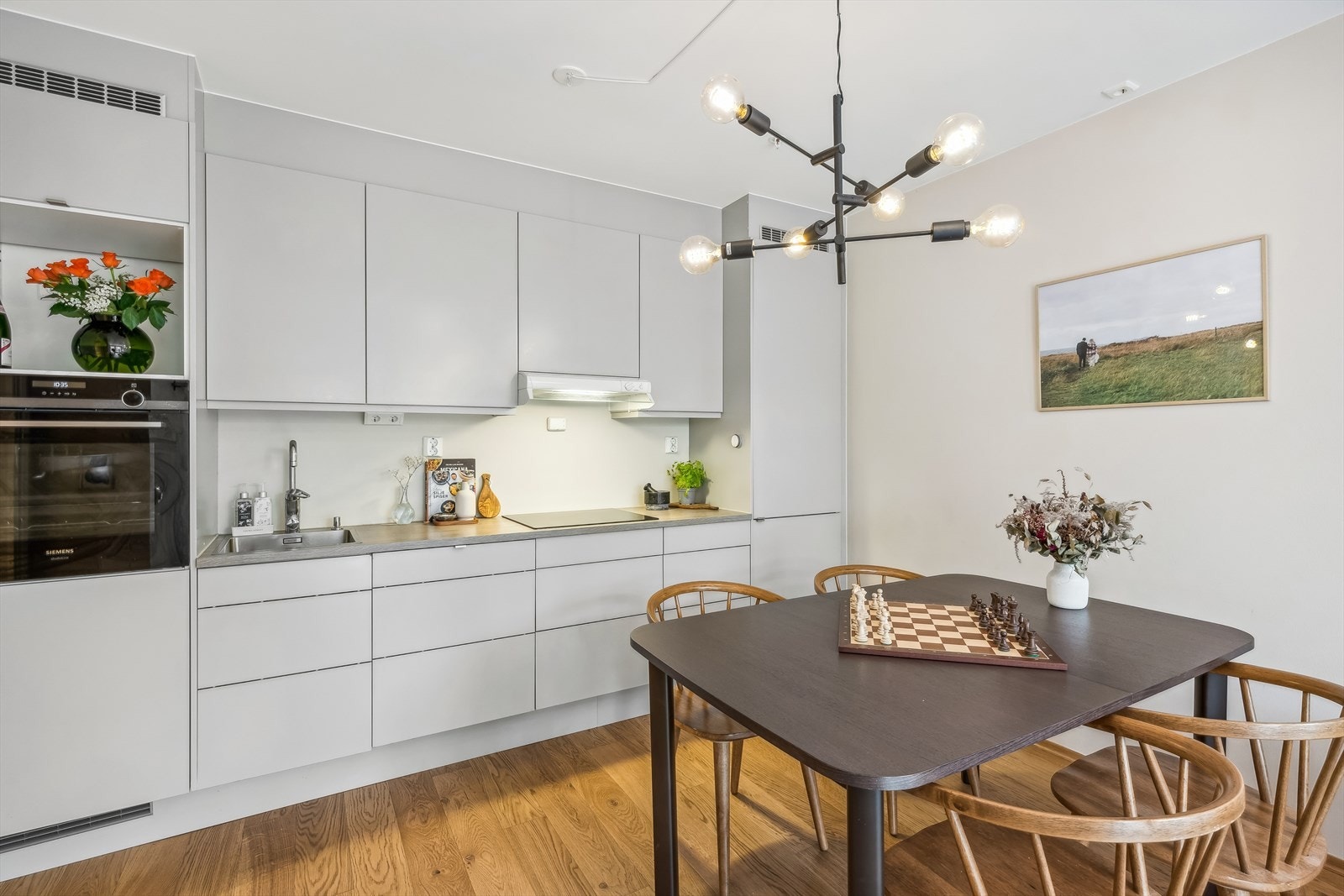 Her får du et kjøkken som kombinerer praktisk funksjonalitet og elegant design på en optimal måte, perfekt for både hverdagsbruk og sosialt samvær! Galleribilde