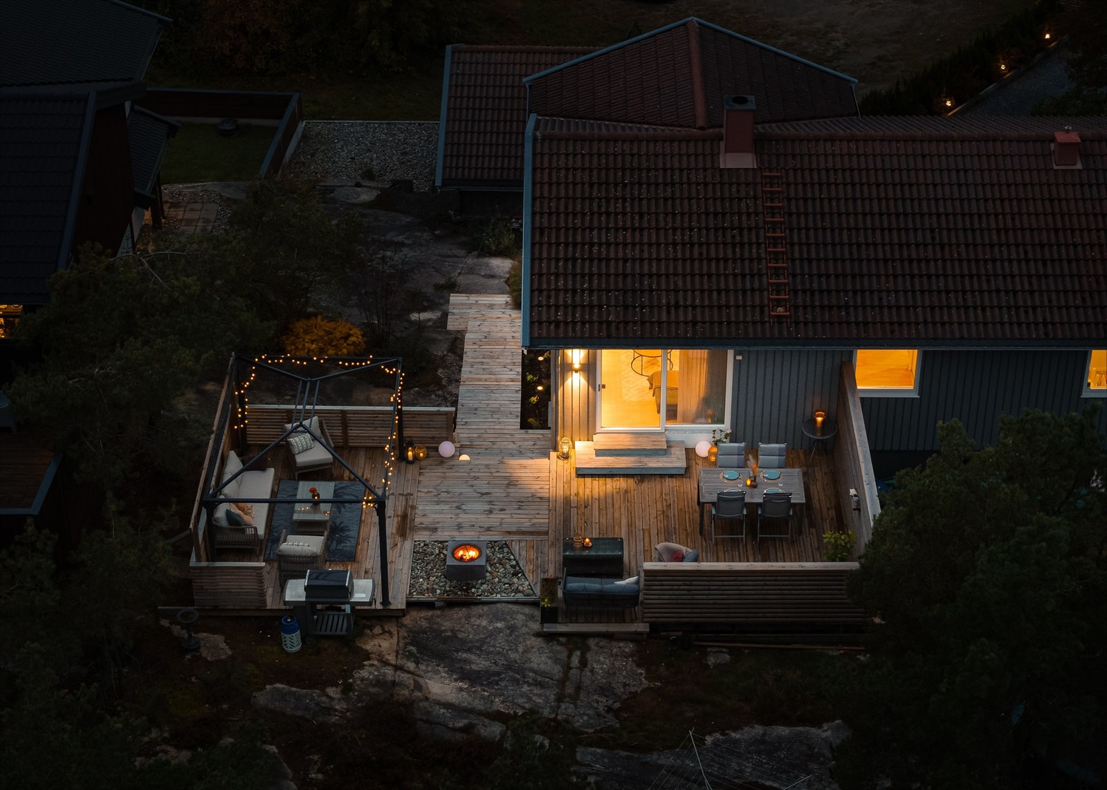 Nedtrapping mot inngangspartiet gjør terrassen lett tilgjengelig for besøkende. Galleribilde