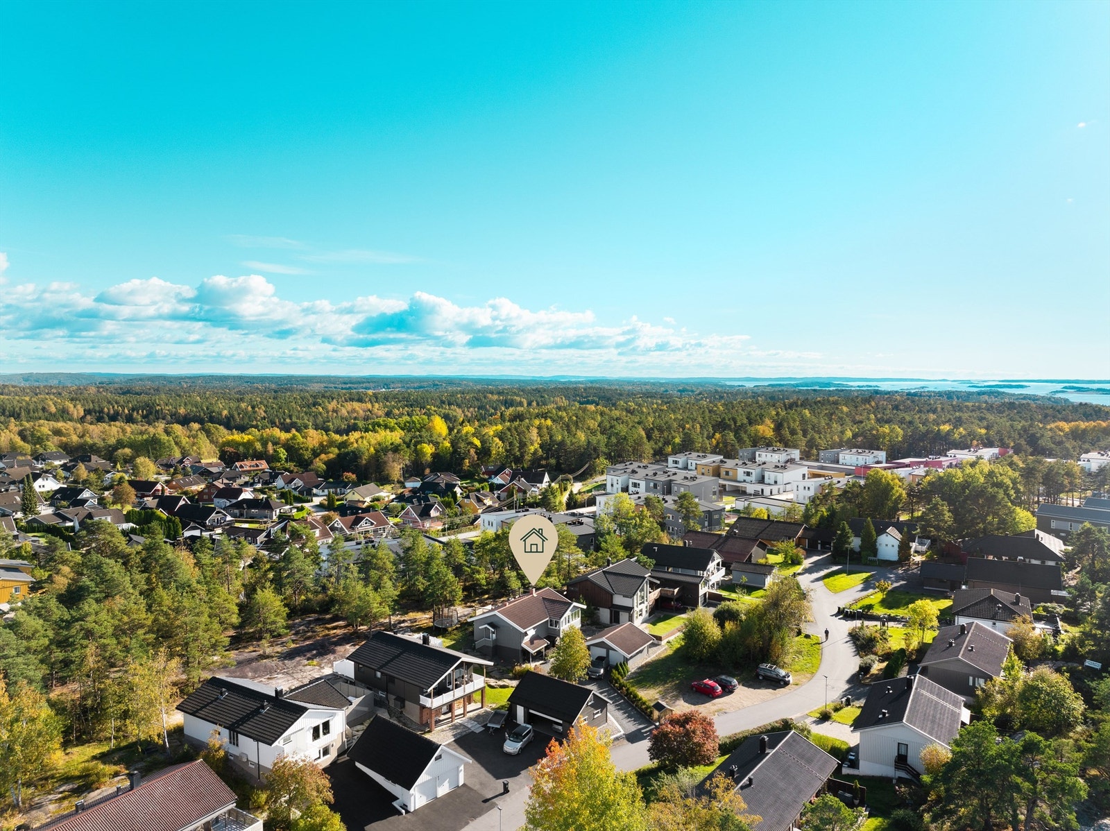 Eiendommen er tilbaketrukket inntil et ubebygget grøntområde, øverst på feltet. Galleribilde