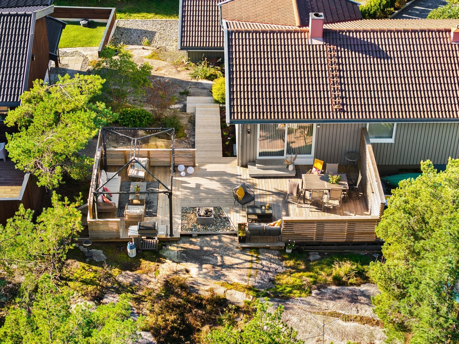 Nyoppført terrasse med bålplass inviterer til aktiv bruk, sommer som vinter Galleribilde