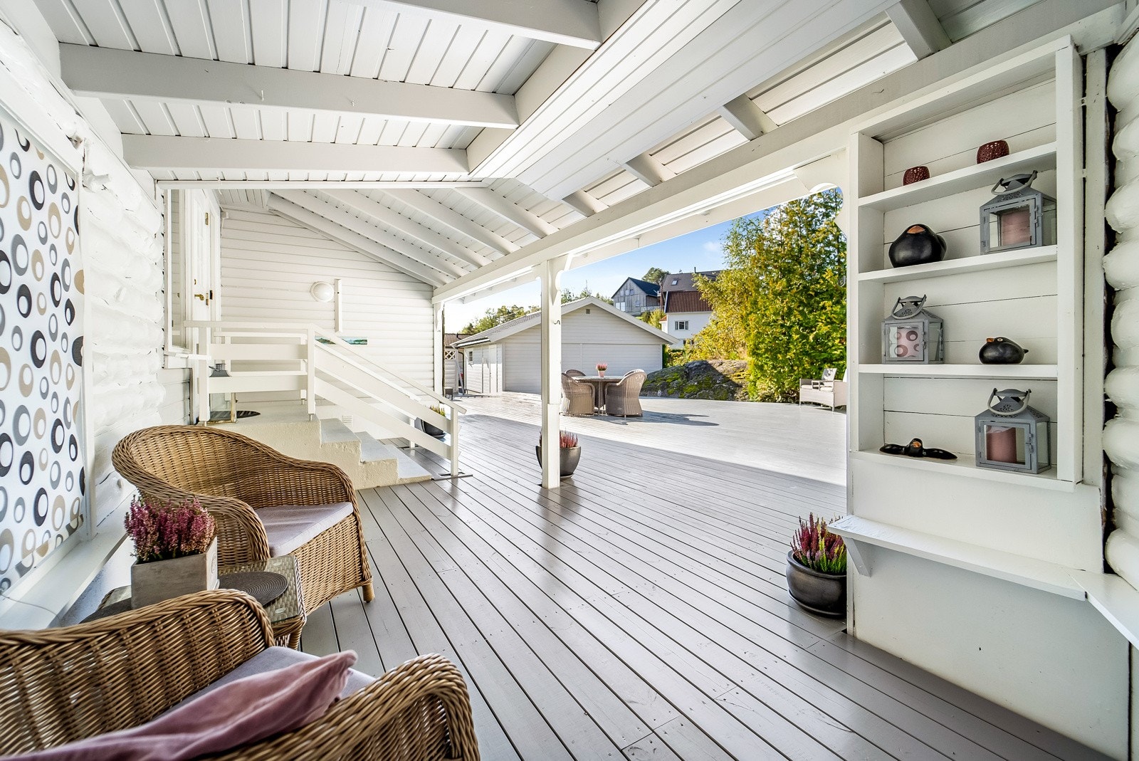 Terrasse med overbygg ved inngangspartiet. Galleribilde