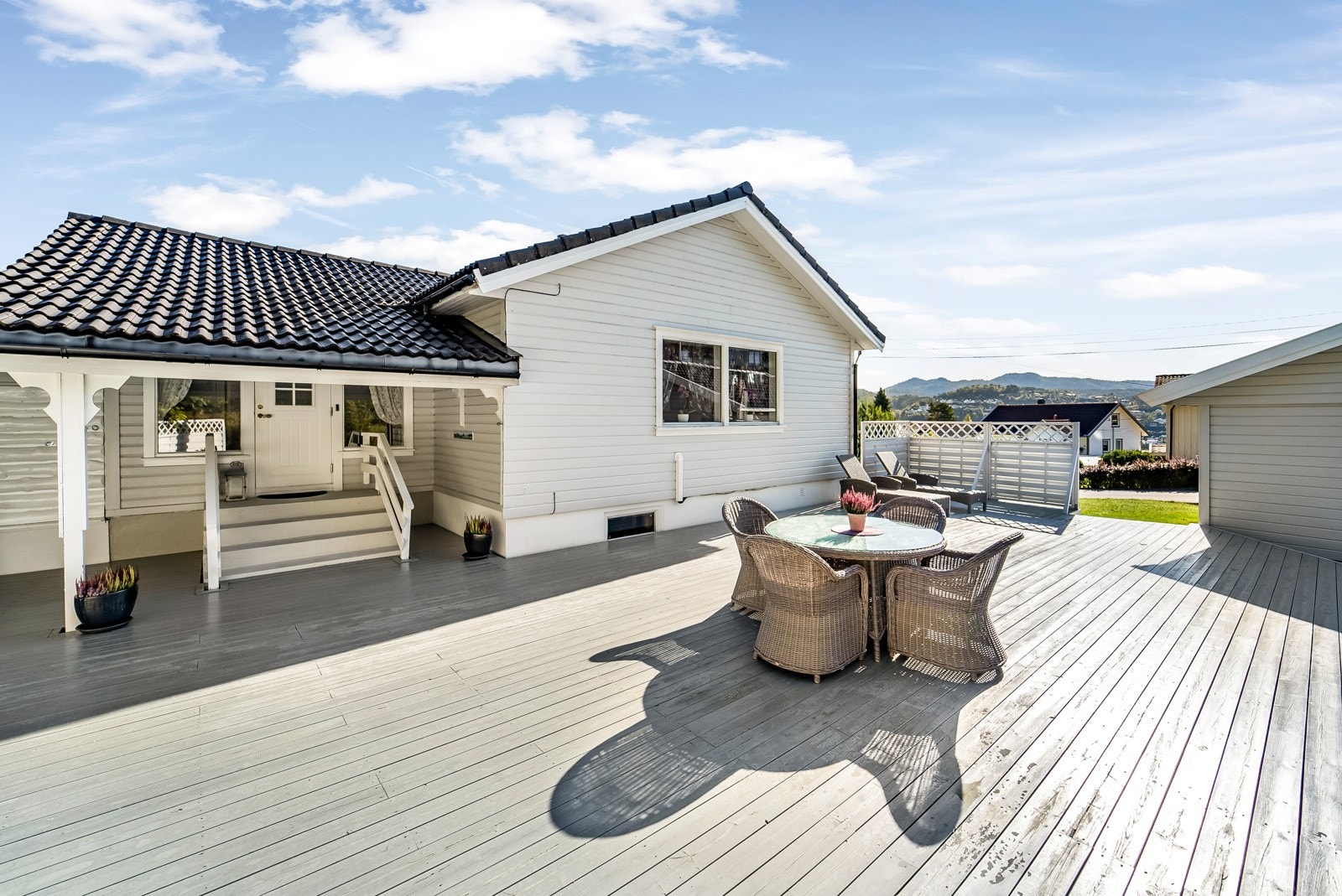 Romslig og skjermet terrasse. Galleribilde