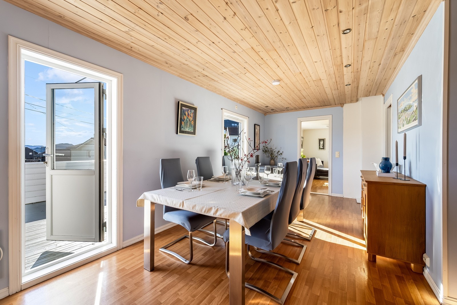 Plass til kjøkkenbord og utgang til veranda. Galleribilde