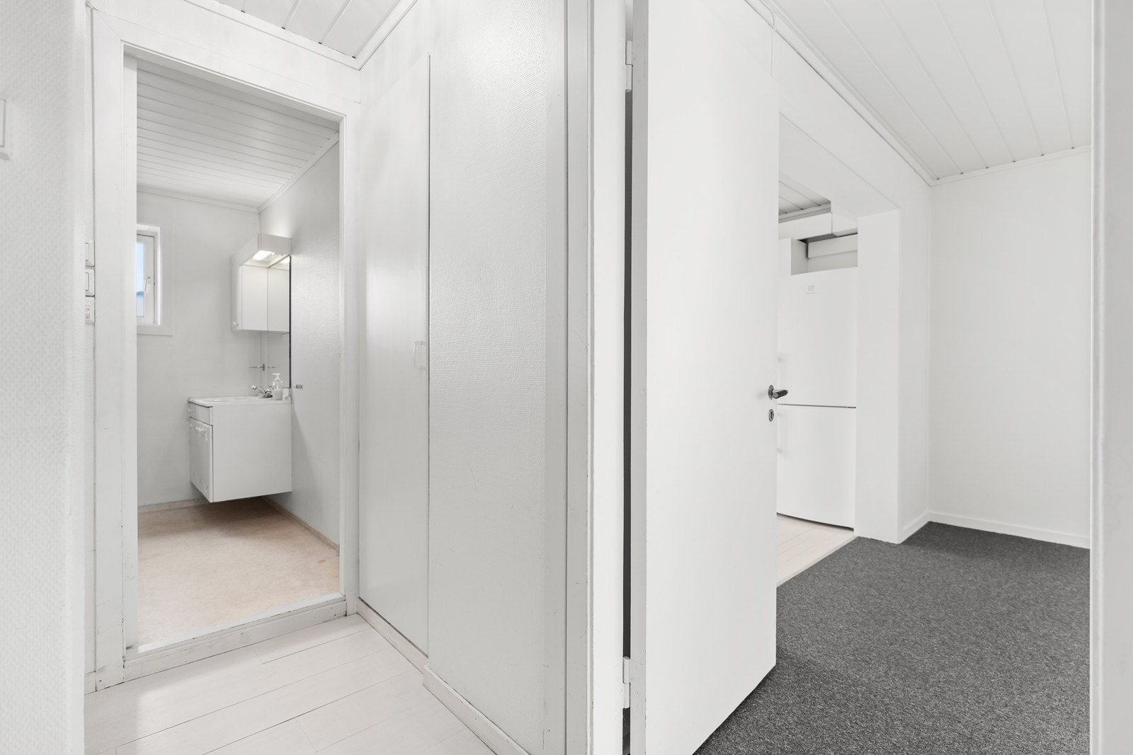 Entre hvor man ser inn i stuen og badet er på venstre side. Galleribilde