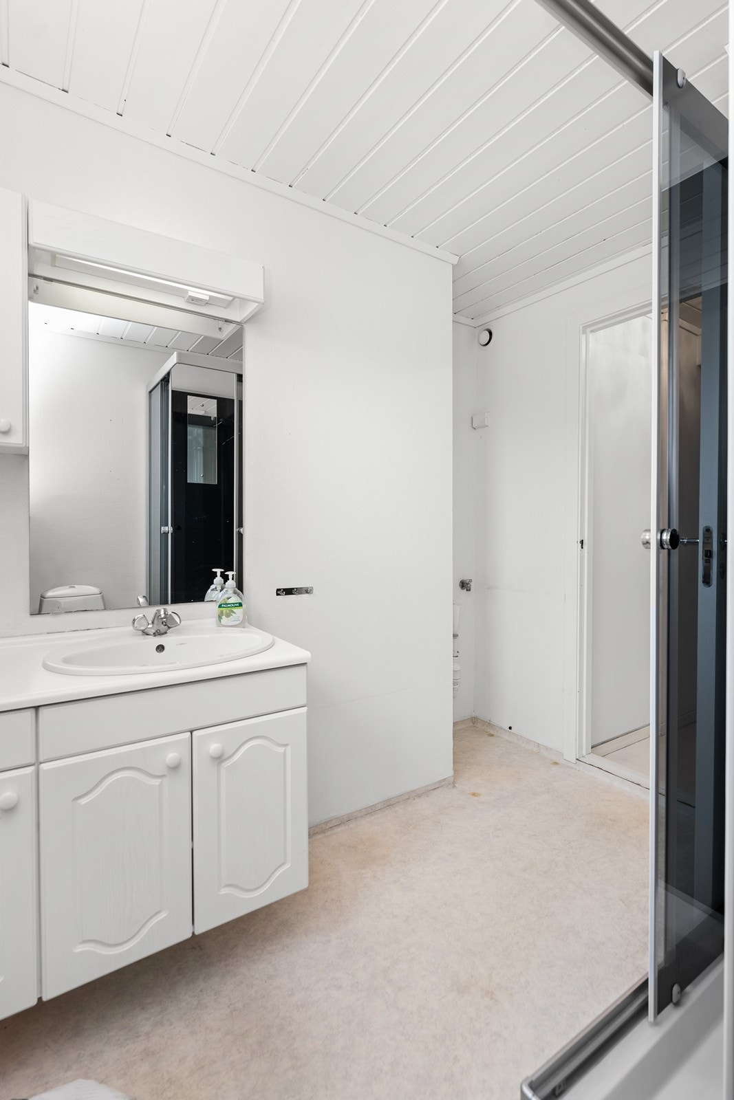 Belegg på gulv og badet har dusjkabinett, toalett og innredning med nedfelt servant. Galleribilde