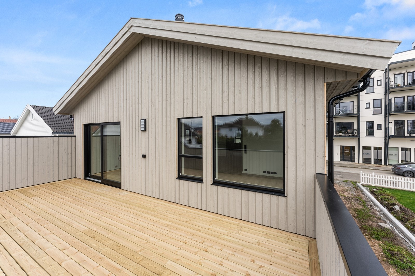 Stor terrasse med utgang fra stuedel Galleribilde