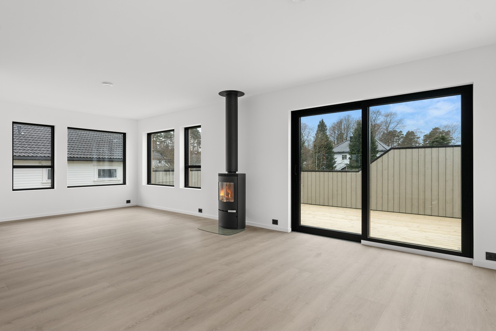 Store vindusflater som slipper inn godt med naturlig lys i stuen. Det er også utgang til terrassen via stuedel. Galleribilde