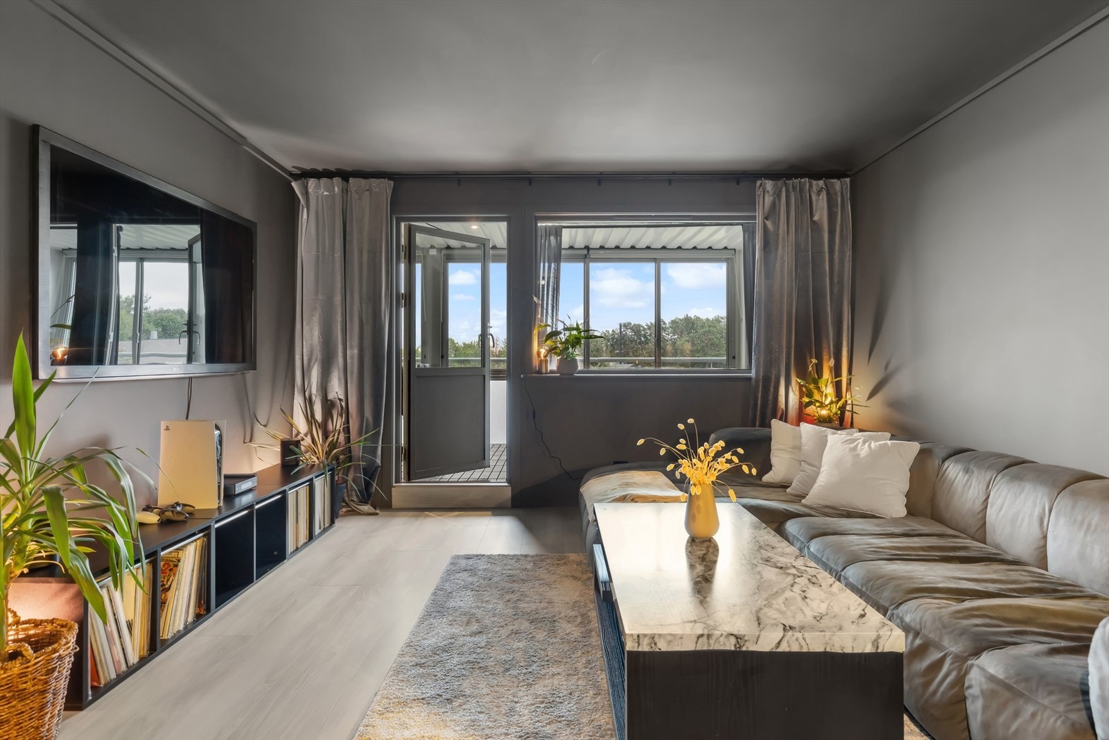 Det er dør ut til den innglassede verandaen fra stuen. Galleribilde