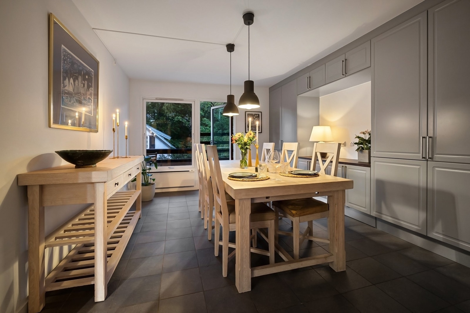 Takhøy innredning langs den ene veggen med mye oppbevaringsplass. Galleribilde