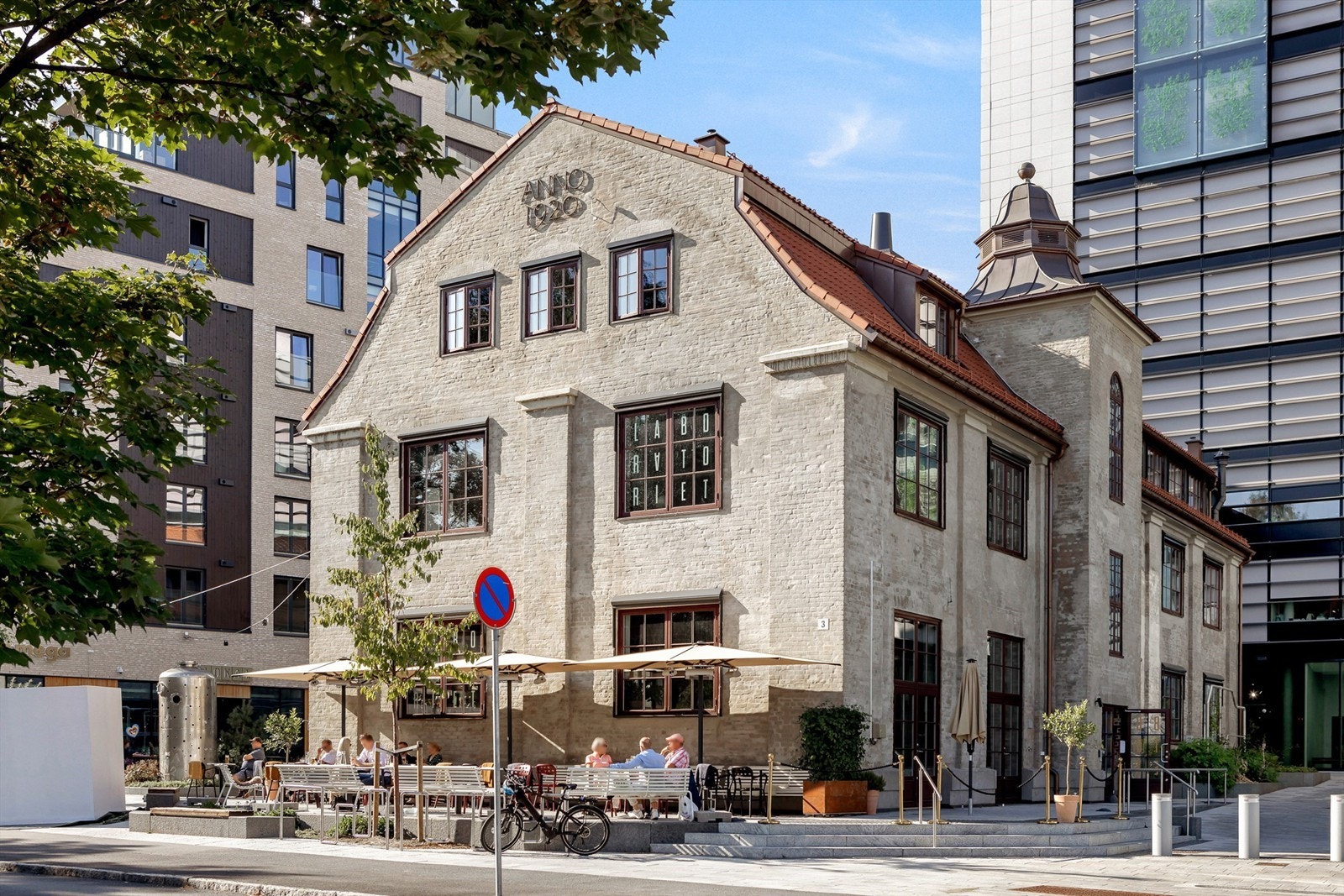 Laboratoriet ligger også ved Harbitz Torg. 3 etasjer med restaurant, bar og utleielokale. Galleribilde