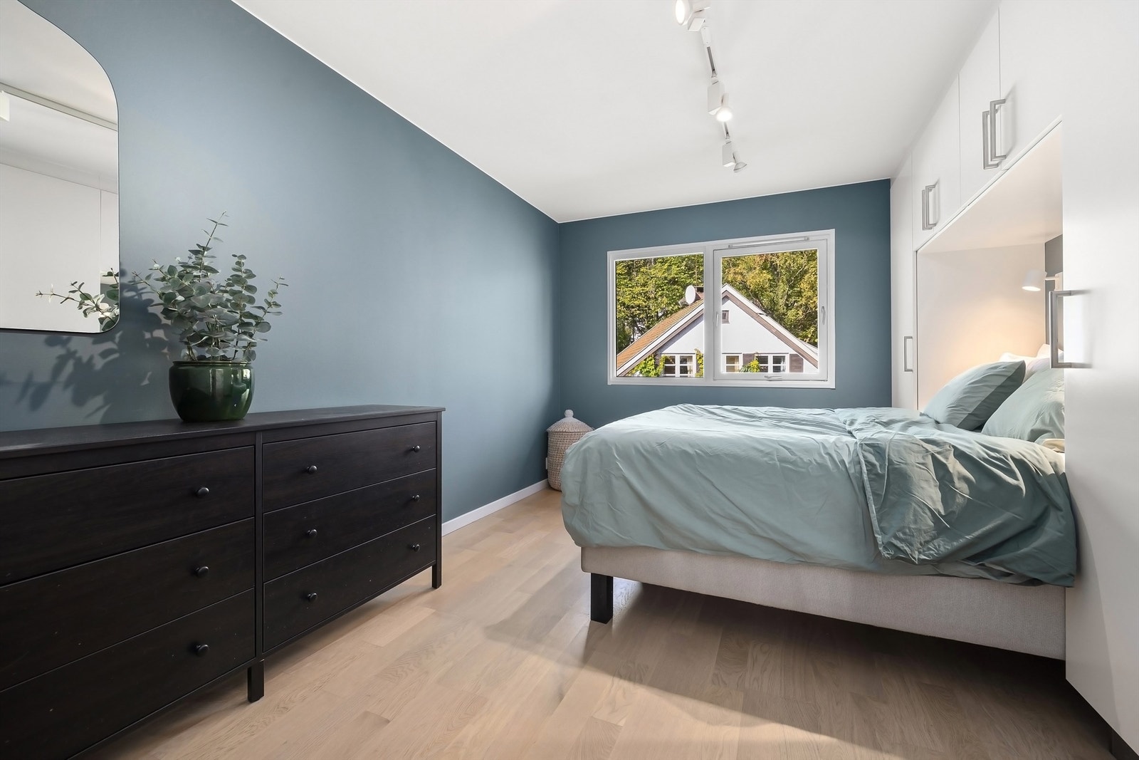 Hovedsoverom med plassbygd garderobeløsning. God plass til dobbeltsengen. Galleribilde