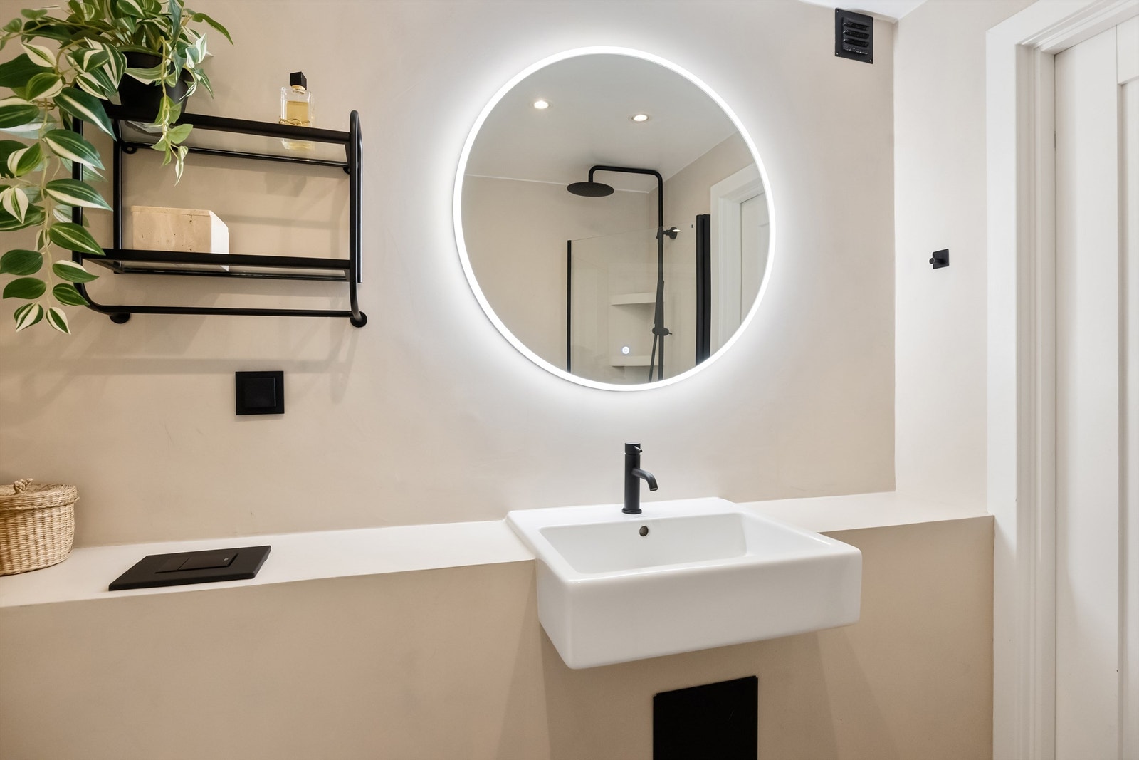 Speil med touch-belysning. Galleribilde