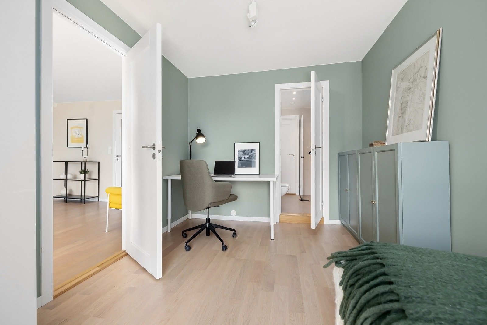 Soverom 2 passer perfekt som barnerom, gjesterom og/eller kontor. Galleribilde