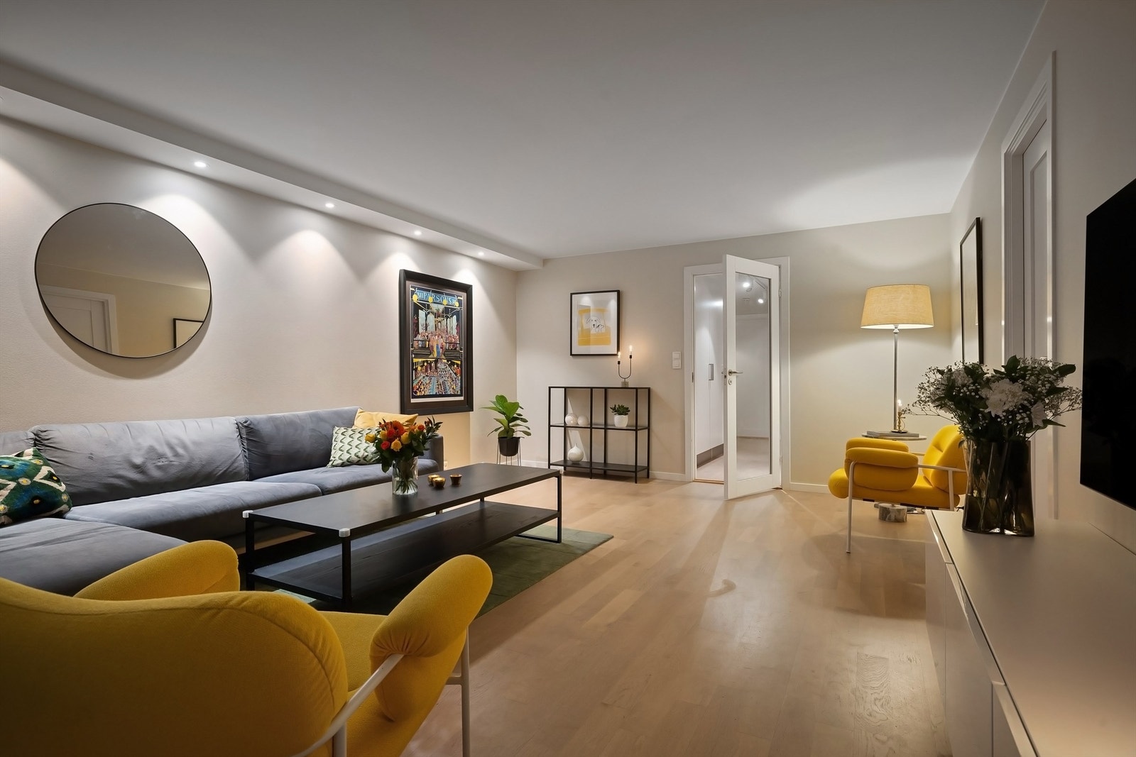 Glassdør mot gangen. Galleribilde