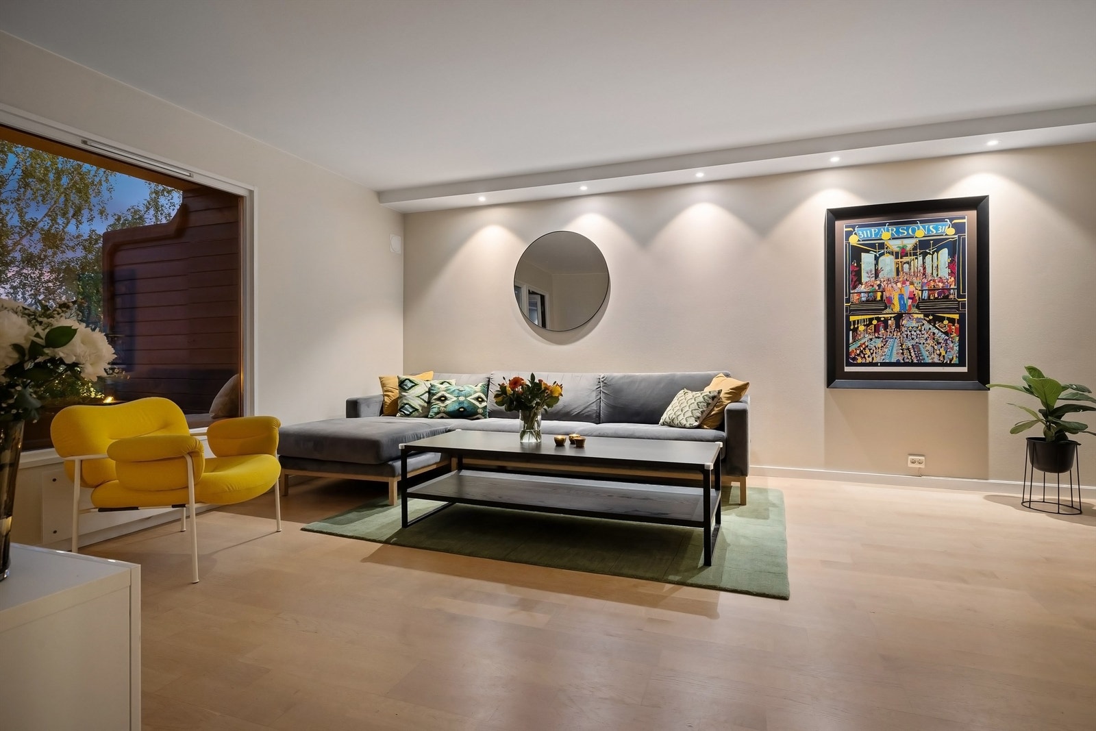 Flott stue med lys fargepalett, store vinduer og downlightsbelysning. Galleribilde