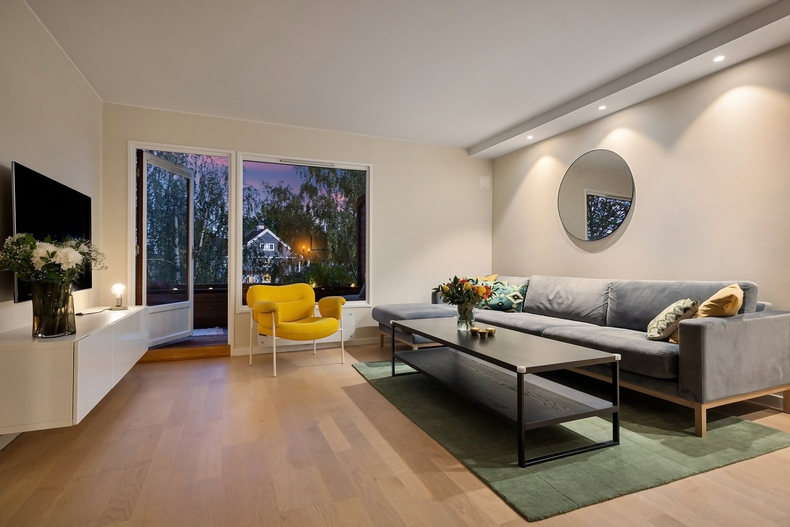 Inne er det lyst og moderne med god plass. Galleribilde