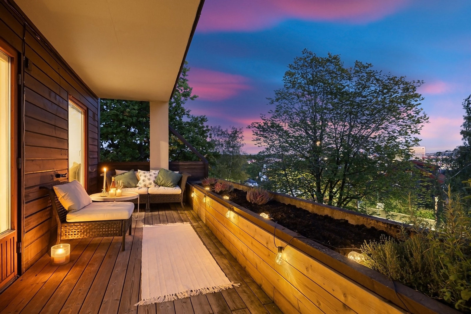 Flott topp-/endeleilighet med to uteplasser, fast garasjeplass m/lader og en etterspurt beliggenhet på Skøyen/Abbediengen. Galleribilde