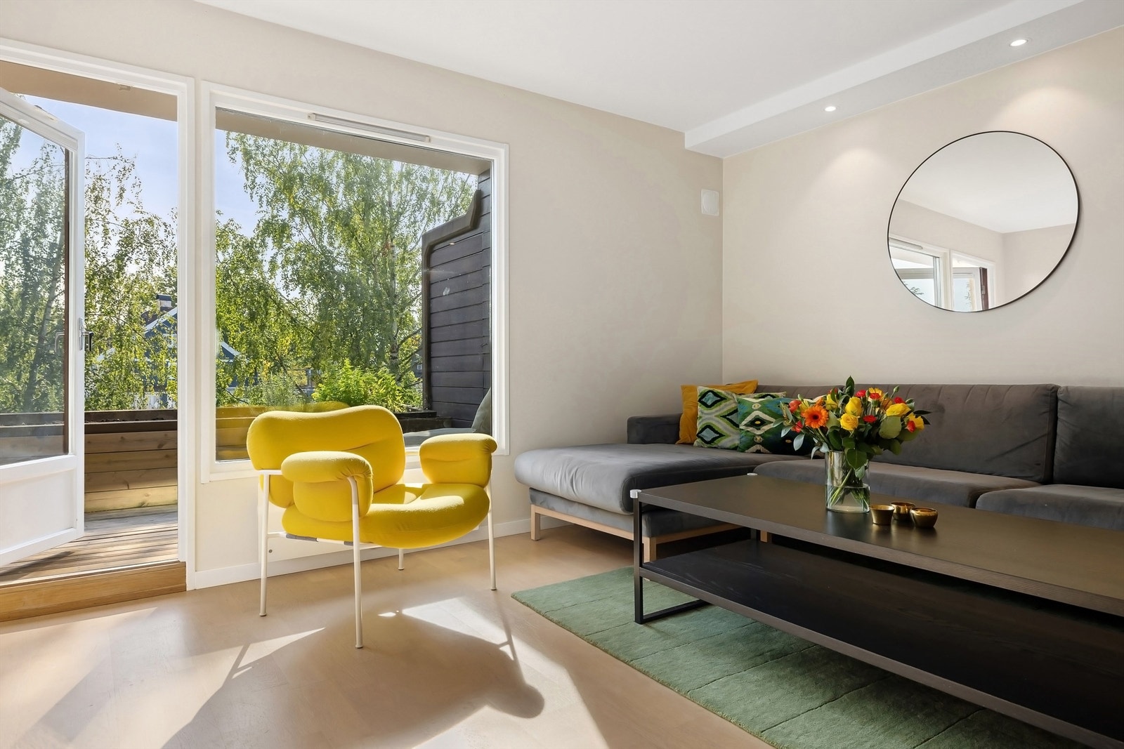 Utgang til den sydvendte uteplassen fra stuen. Galleribilde