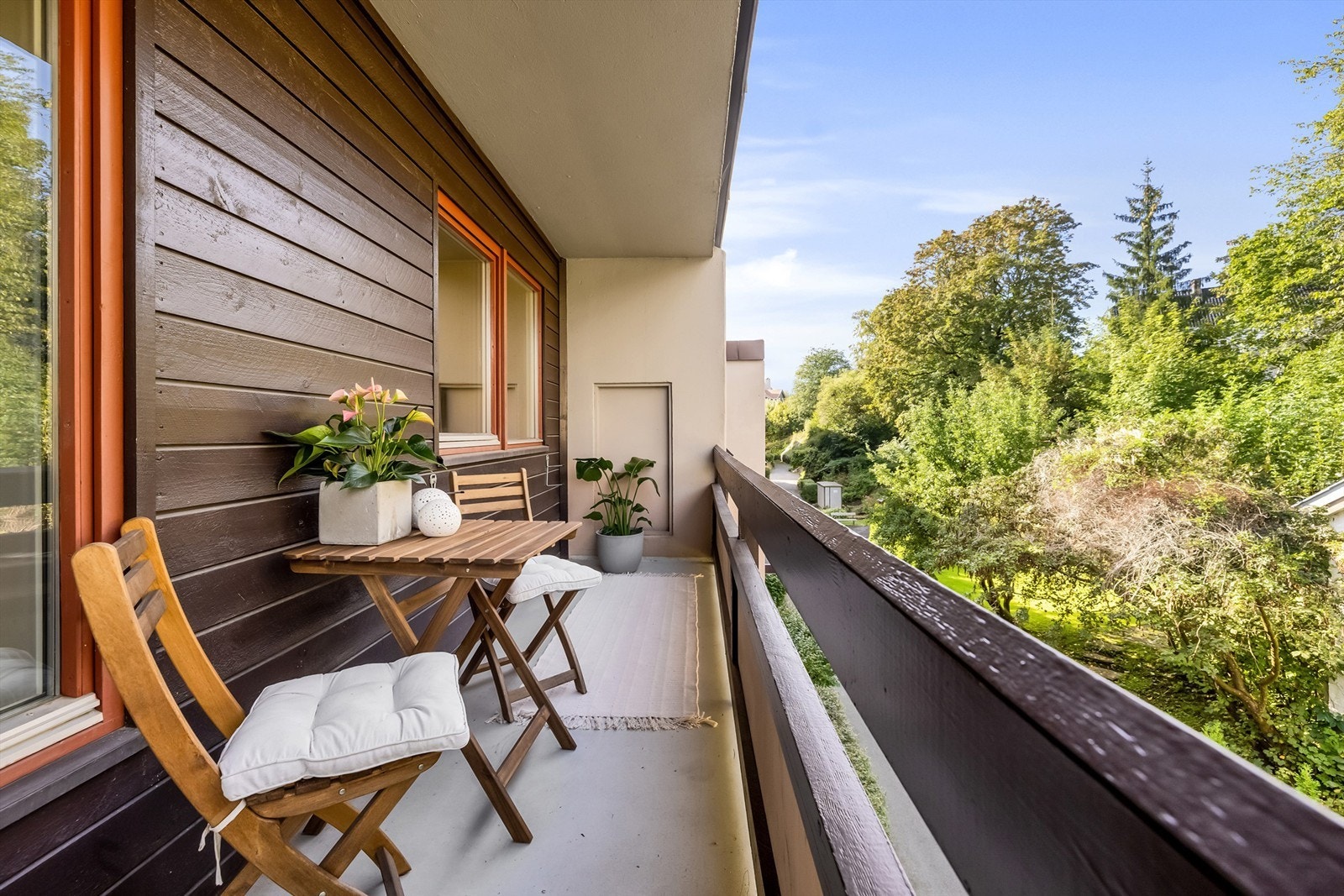 Uteplassen har takoverbygg og plass til en hyggelig sittegruppe. Galleribilde