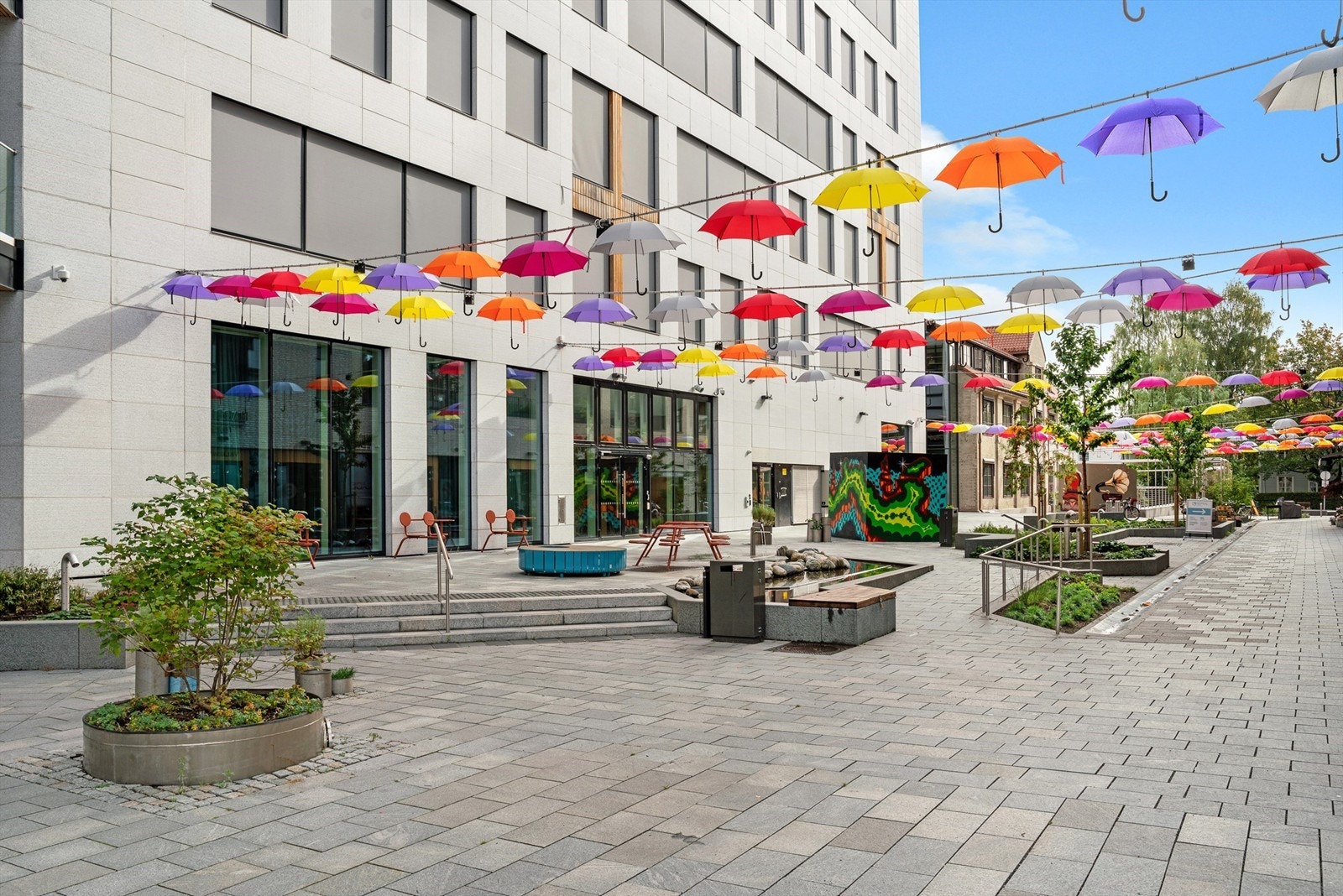 Harbitz Torg ligger kun 3 minutters gange fra leiligheten og har bl.a. Coop Mega, Sabi Sushi, apotek, blomsterbutikk og treningssenter. Galleribilde