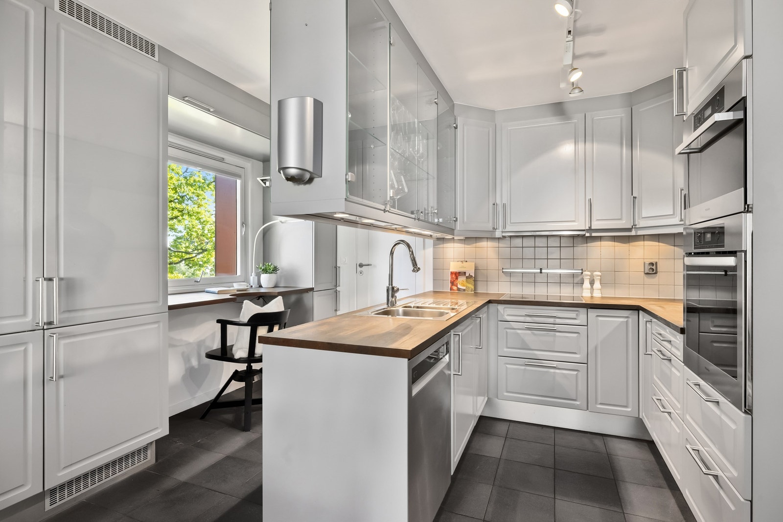 Kjøkkenet har innredning fra HTH med integrerte hvitevarer. Galleribilde