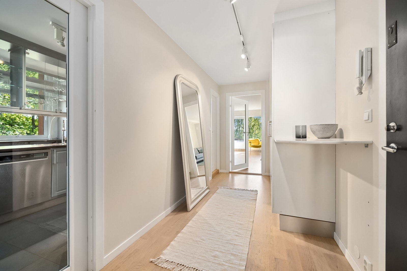 Det er glassdører mellom gangen, stue og kjøkkenet. Galleribilde