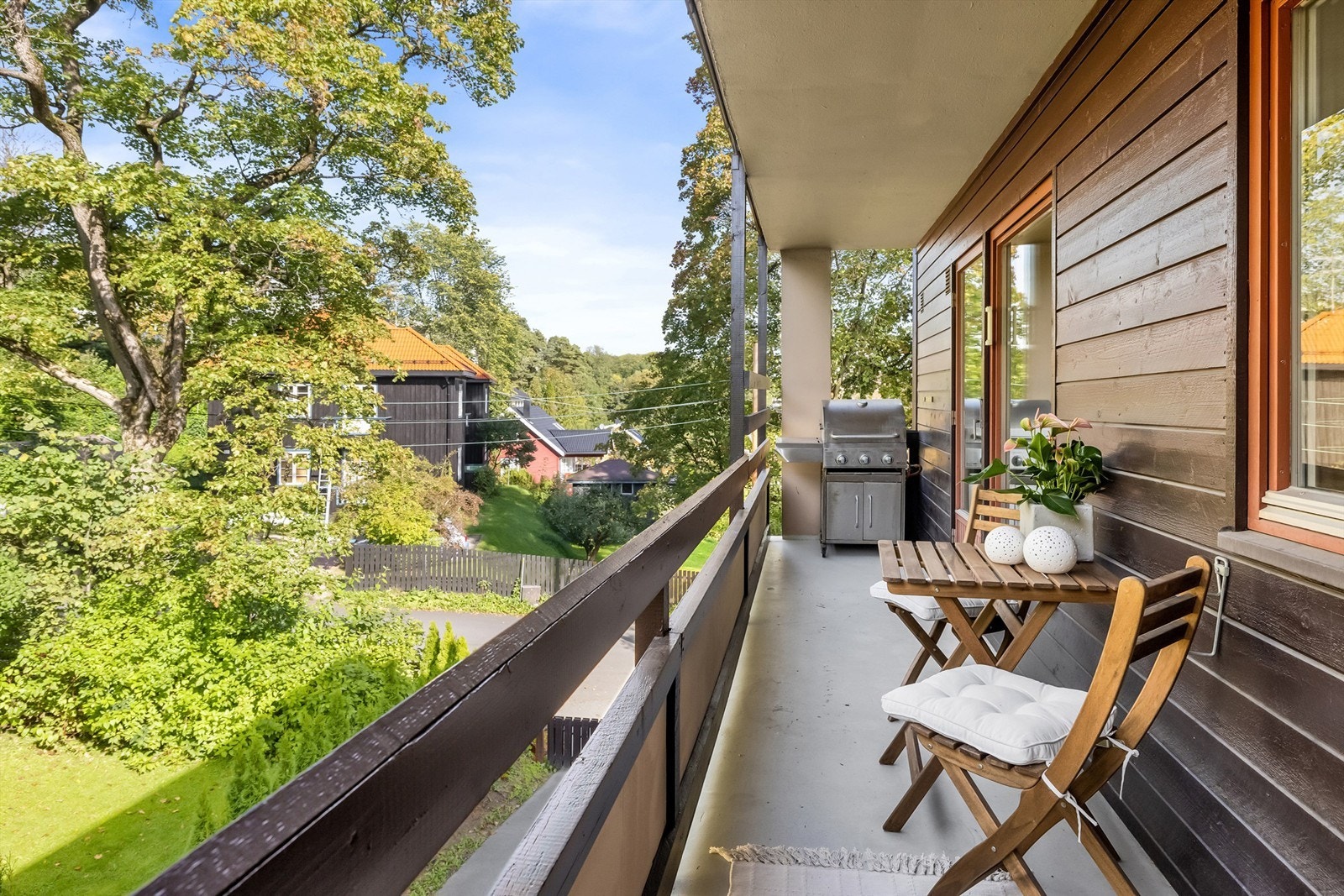 Usjenert balkong utenfor kjøkkenrommet med kveldssol. Galleribilde