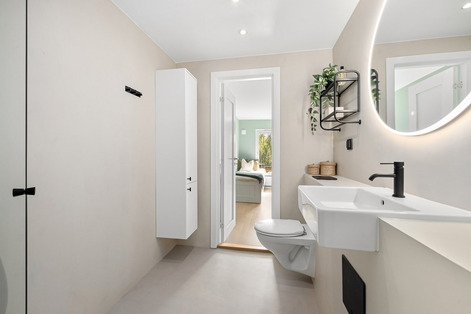 Badet ble oppgradert i 2023 og har varme i gulvet og downlightsbelysning i himlingen. Galleribilde