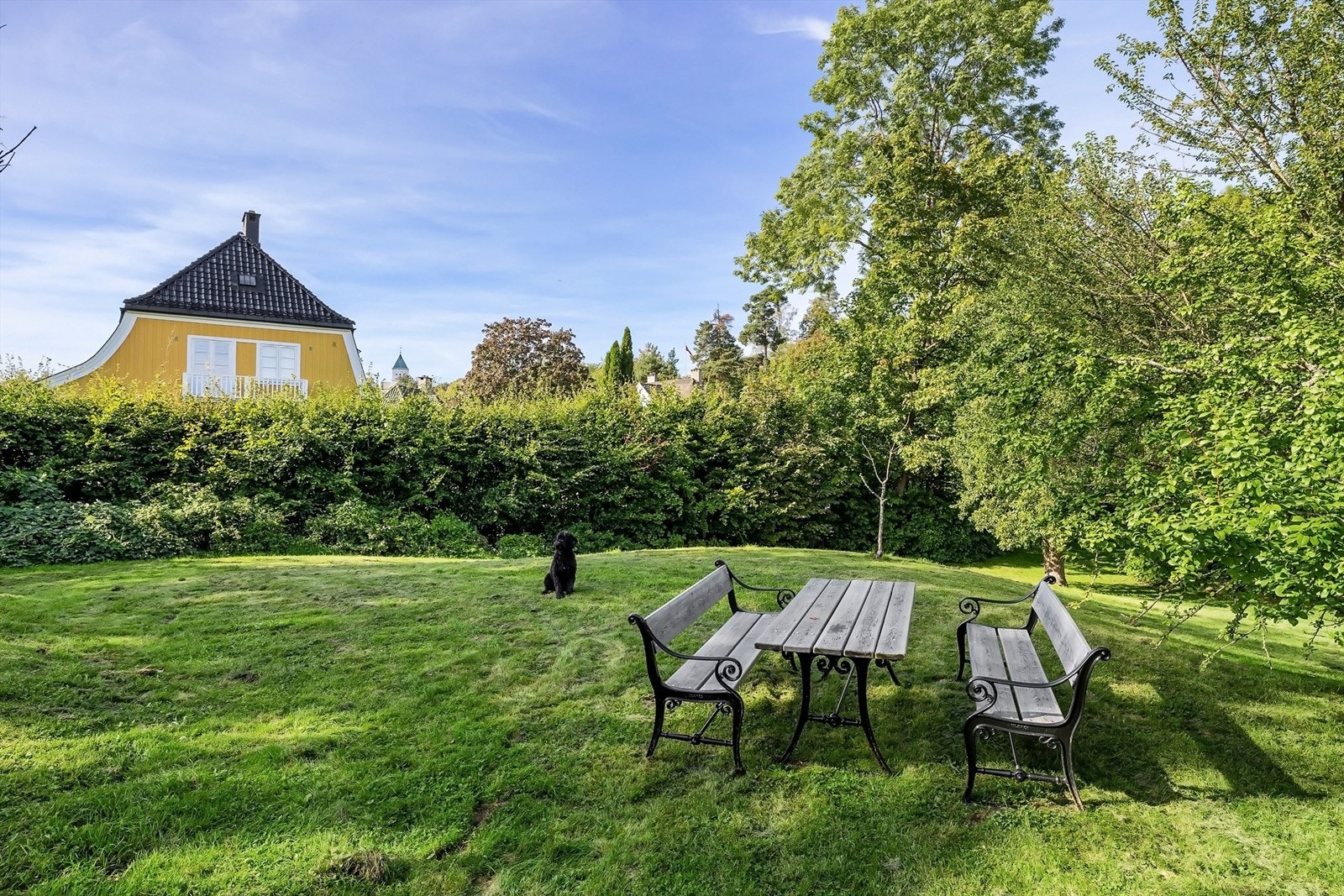 Det er oppsatte benker og bord på fellesområdet. Galleribilde