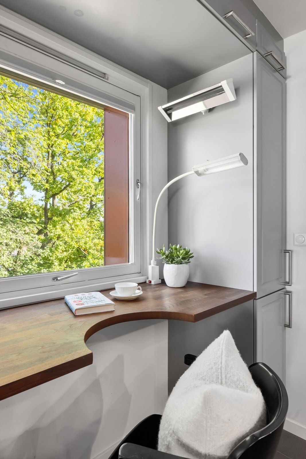 Praktisk kontorplass i kjøkkenrommet. Galleribilde