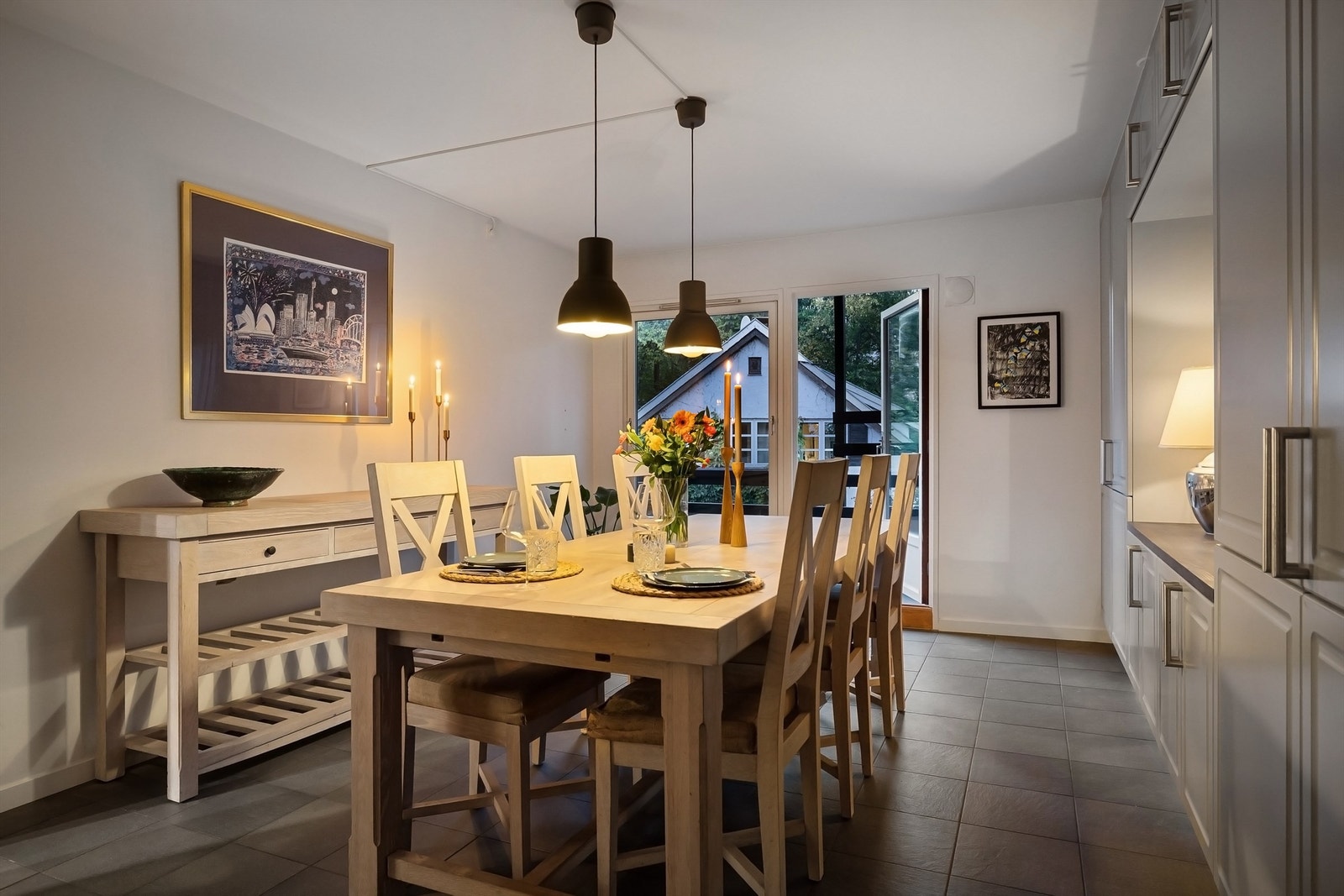 Separat kjøkken med spisestue og utgang til balkong nr. 2. Galleribilde