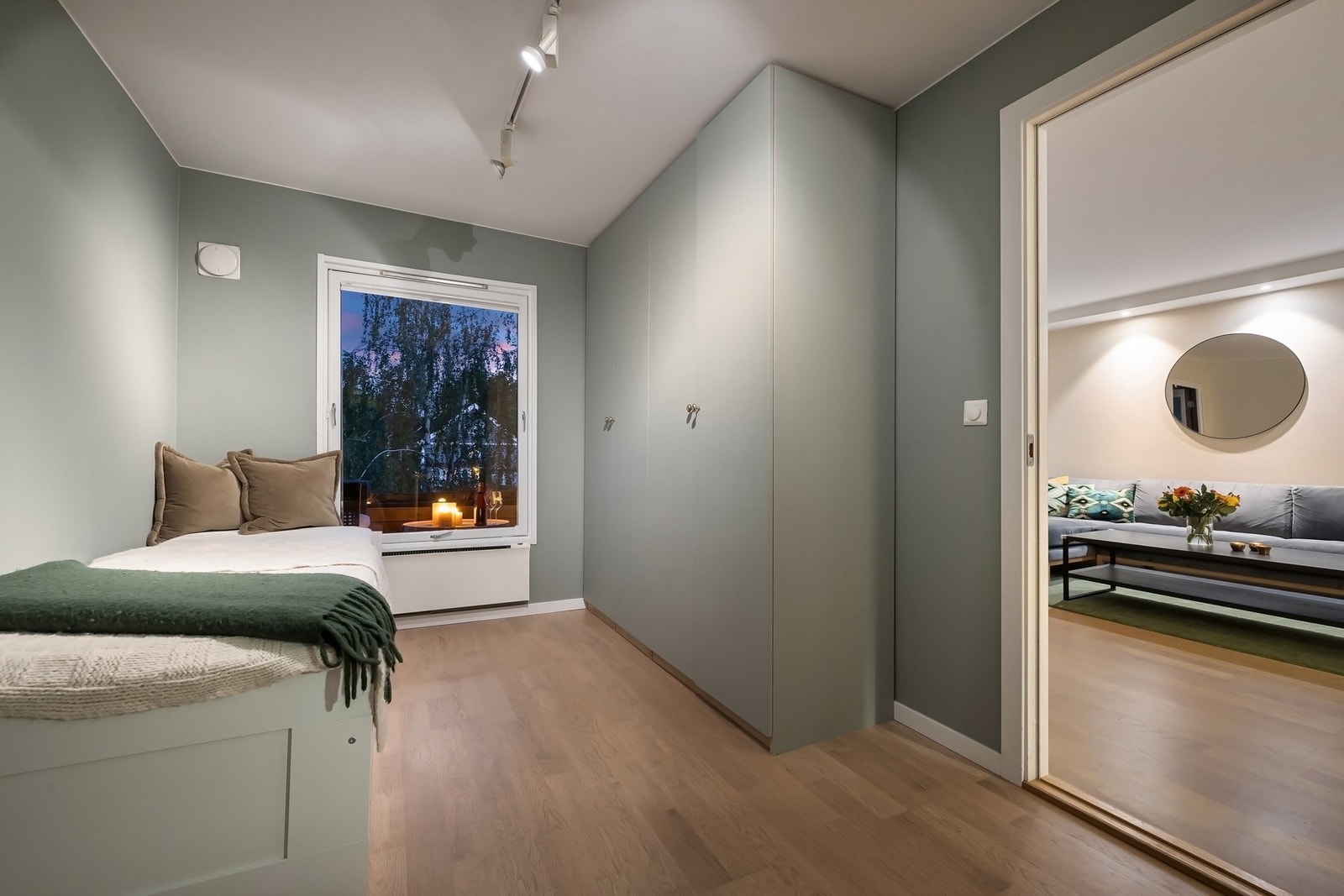 Soverom nr. 2 med adkomst både fra stuen og i fra badet. Galleribilde