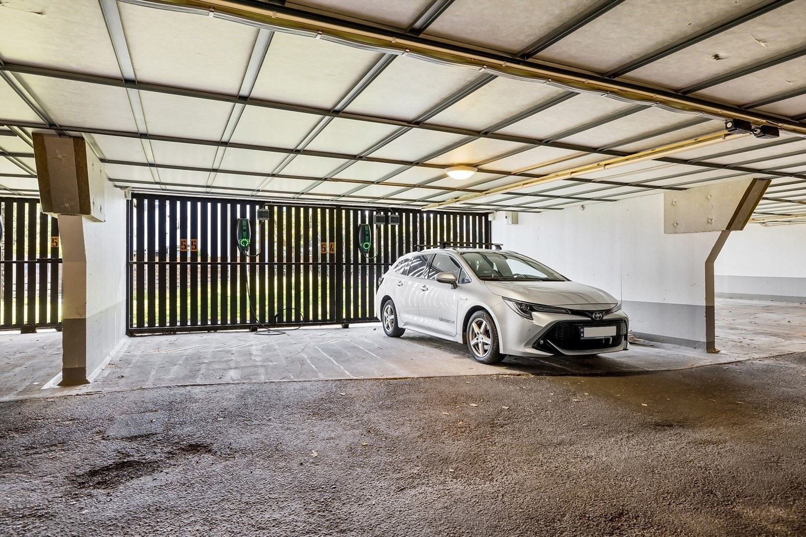 Fast garasjeplass under blokken med el.bil-lader. Galleribilde