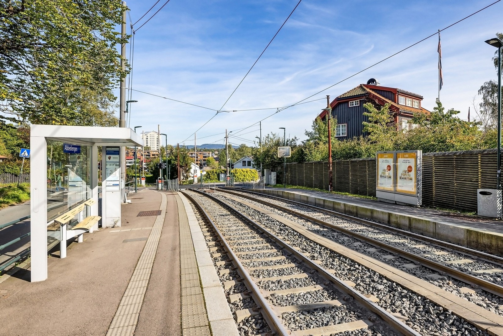Trikkeholdeplassen på Abbediengen er kun ett minutts gange fra leiligheten. Galleribilde
