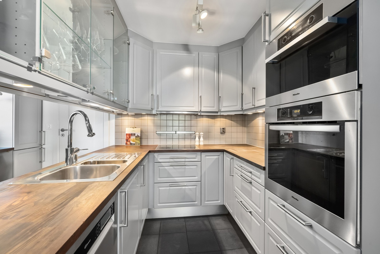 Heltre benkeplate og dobbel kum. Galleribilde