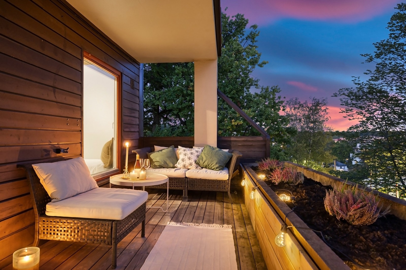 Kveldsstemning på terrassen. Galleribilde