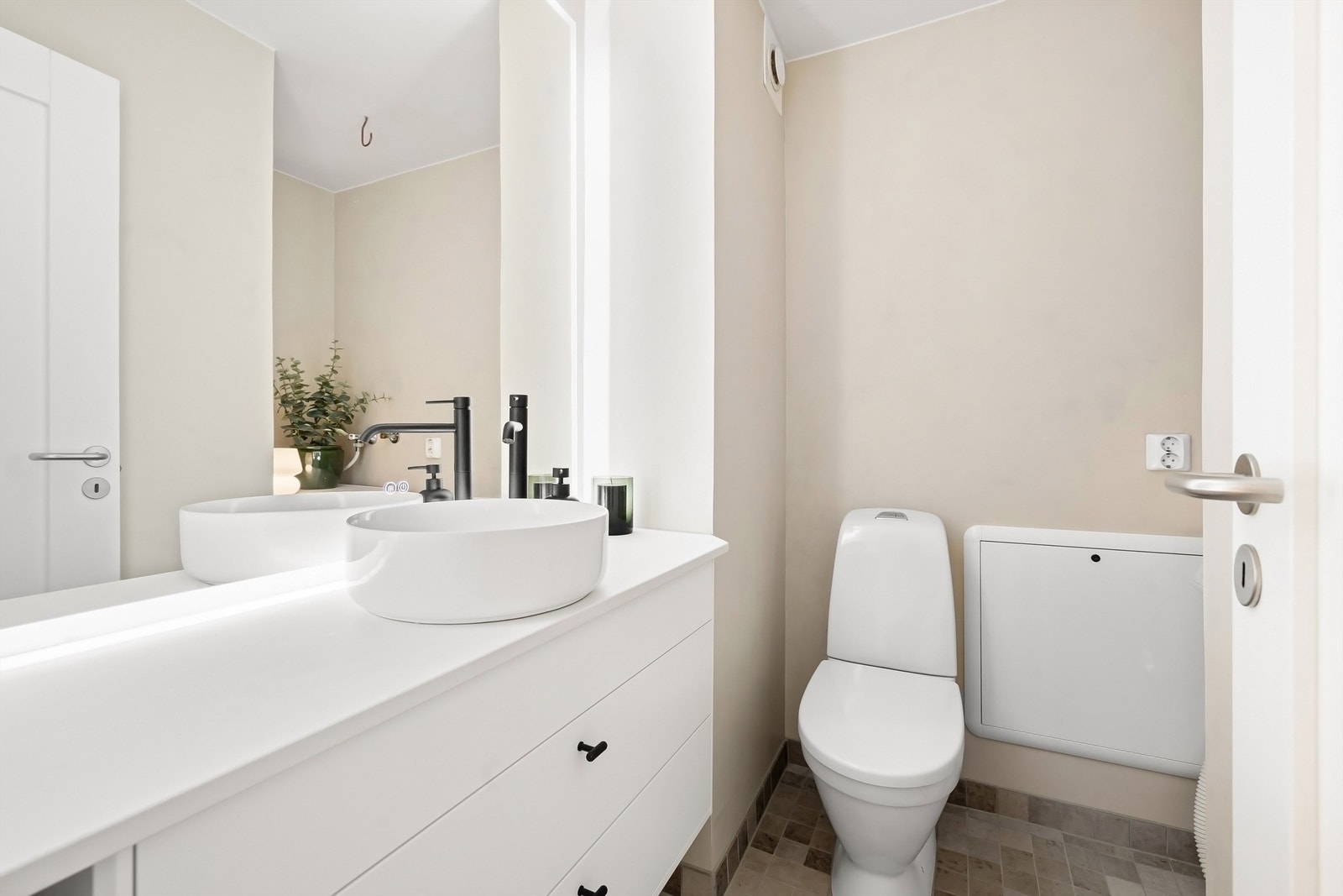 Gjestetoalett med opplegg for vaskemaskin. Galleribilde