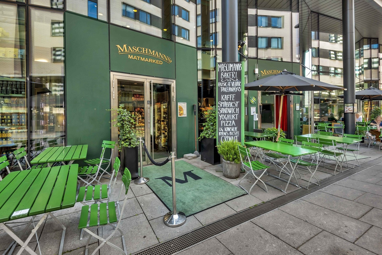 I Karenslyst Allé ligger også populære Maschmanns, et eksklusivt matmarked som selger kjøtt, fisk og ost samt restaurant med byens beste pizza. Galleribilde