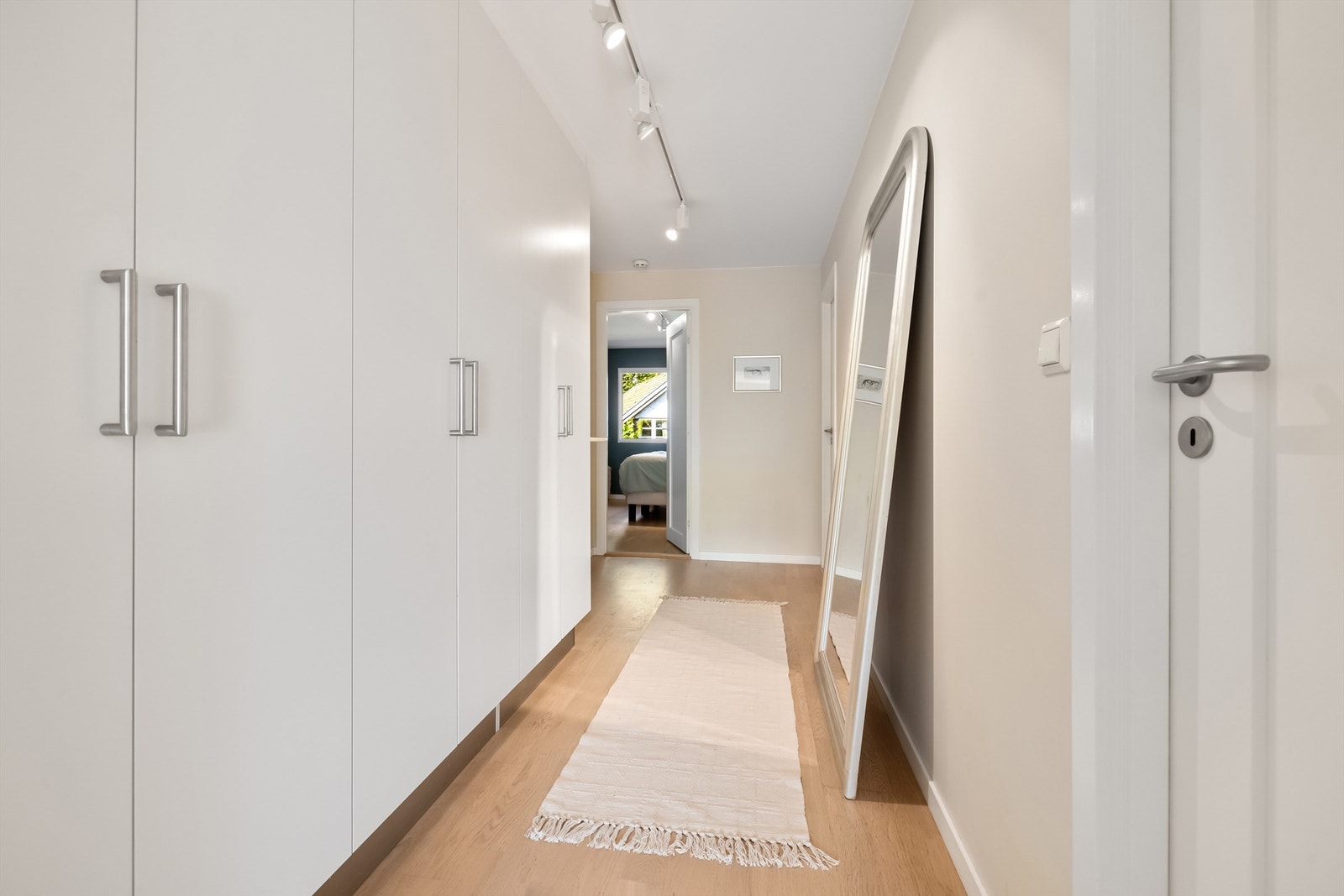 Romslig gang med god plass til ytterbekledningen. Galleribilde