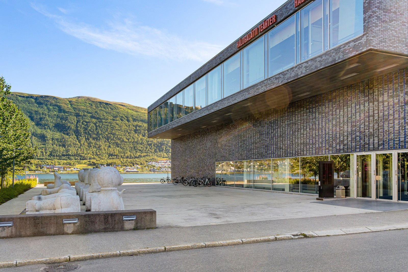 Tromsø sentrum ligger i ca 7 minutters gåavstand fra leiligheten. Her finner du et spennende utvalg av kjøpesentre, butikker, restauranter og kafeer m.m.