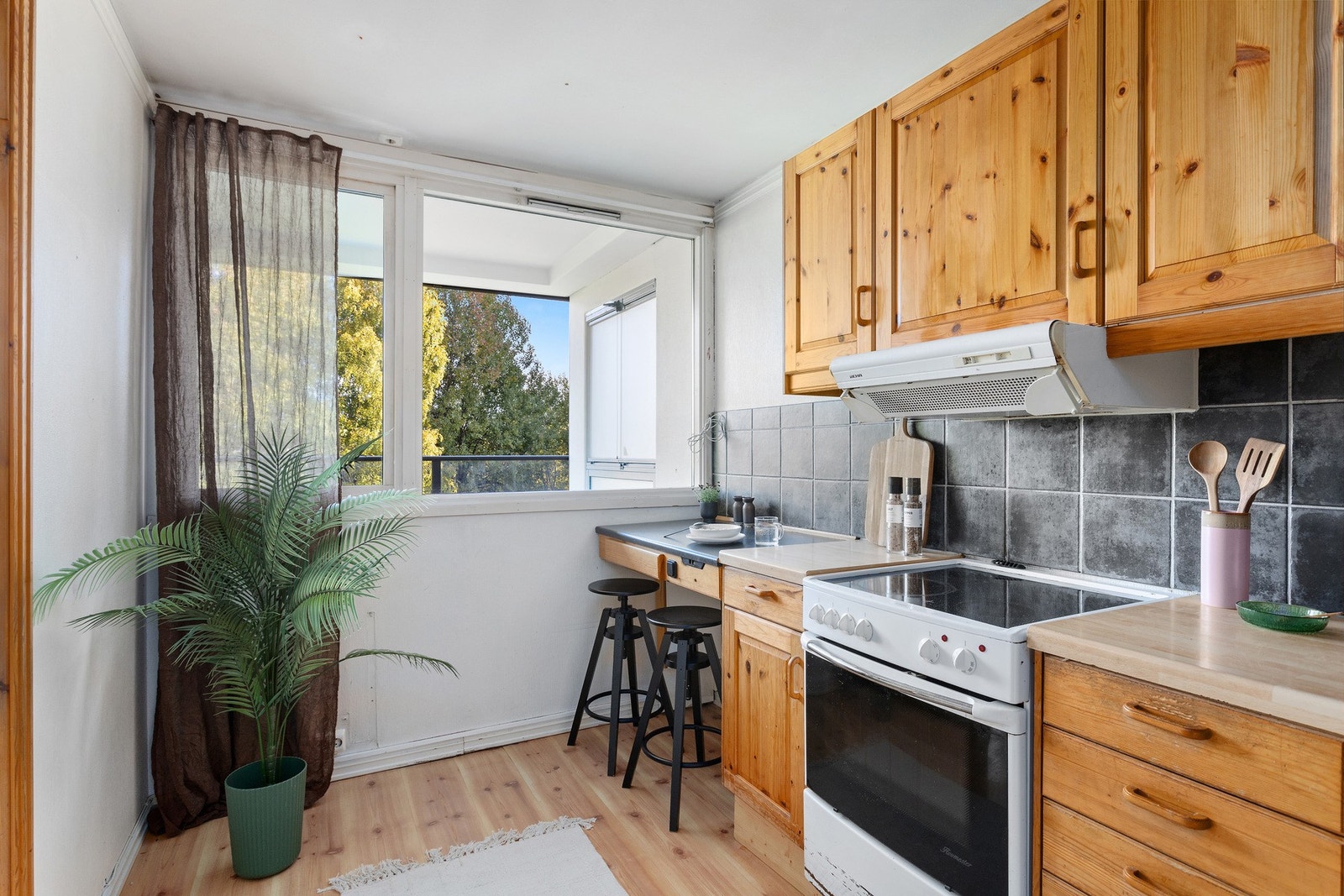 Kjøkkenet har plass for en hyggelig spiseplass Galleribilde