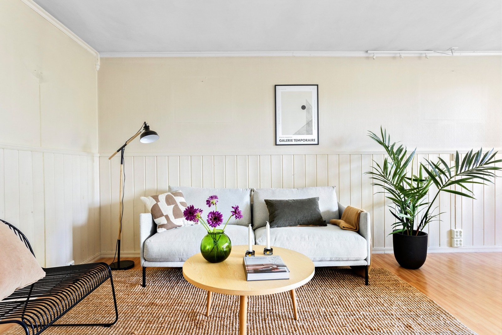 Videre er det rikelig med plass til møblering av sofagruppe med tilhørende stuemøblement og medievegg Galleribilde