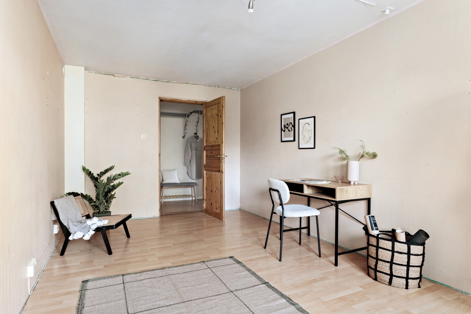 Soverommet kan enkelt møbleres i flere soner med seng, nattbord, garderobeskap, mm. Galleribilde