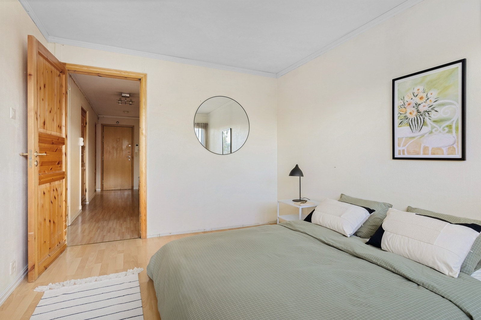 Soverom 1 - Videre har soverommet rikelig med plass til garderobeskap Galleribilde