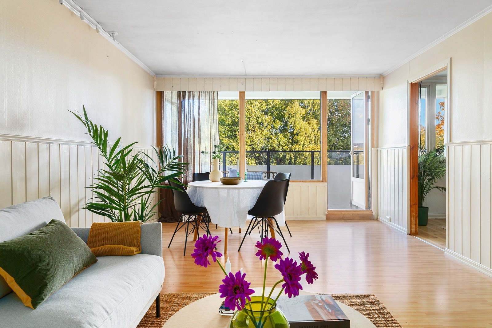 Stuen oppleves som lys og romslig med store vindusflater som slipper inn rikelig med lys! Galleribilde