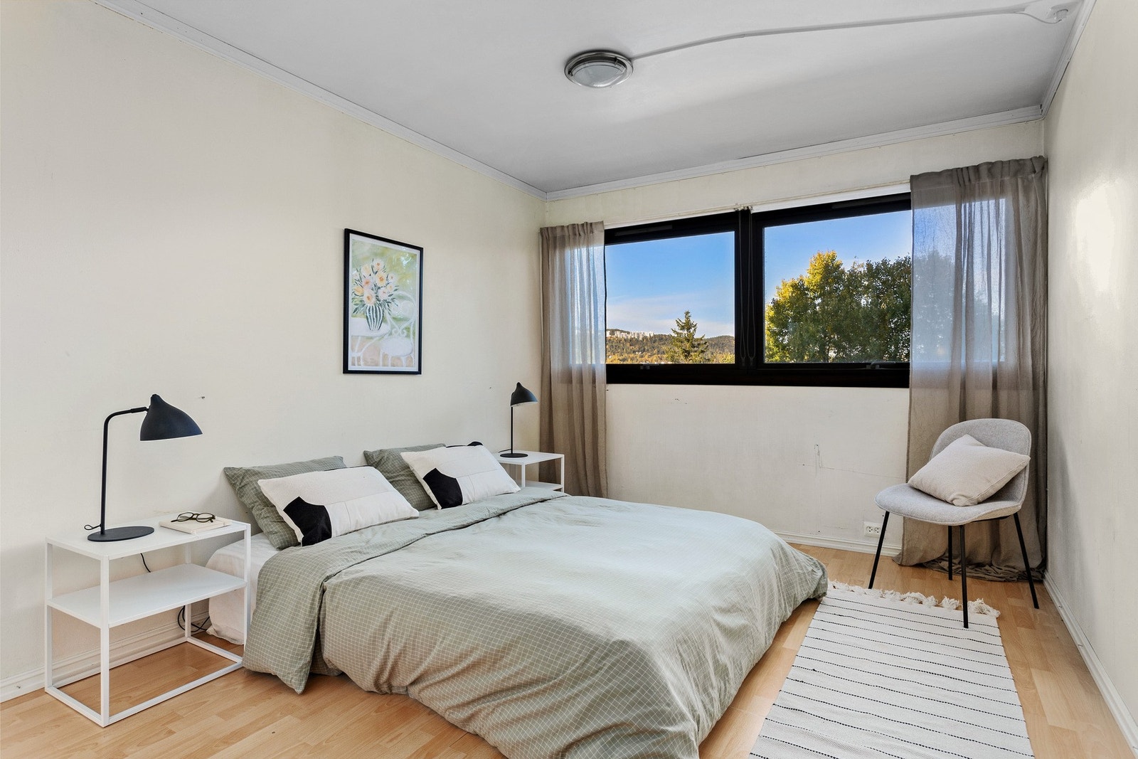 Soverom 1 - Romslig soverom med god plass til dobbeltseng med tilhørende nattbord Galleribilde